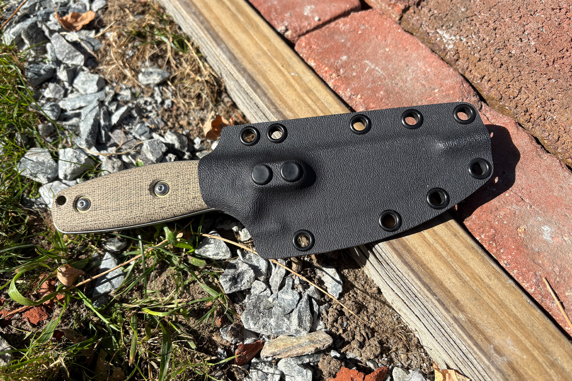 TJ Schwarz Confidente in its black Kydex sheath on the ground