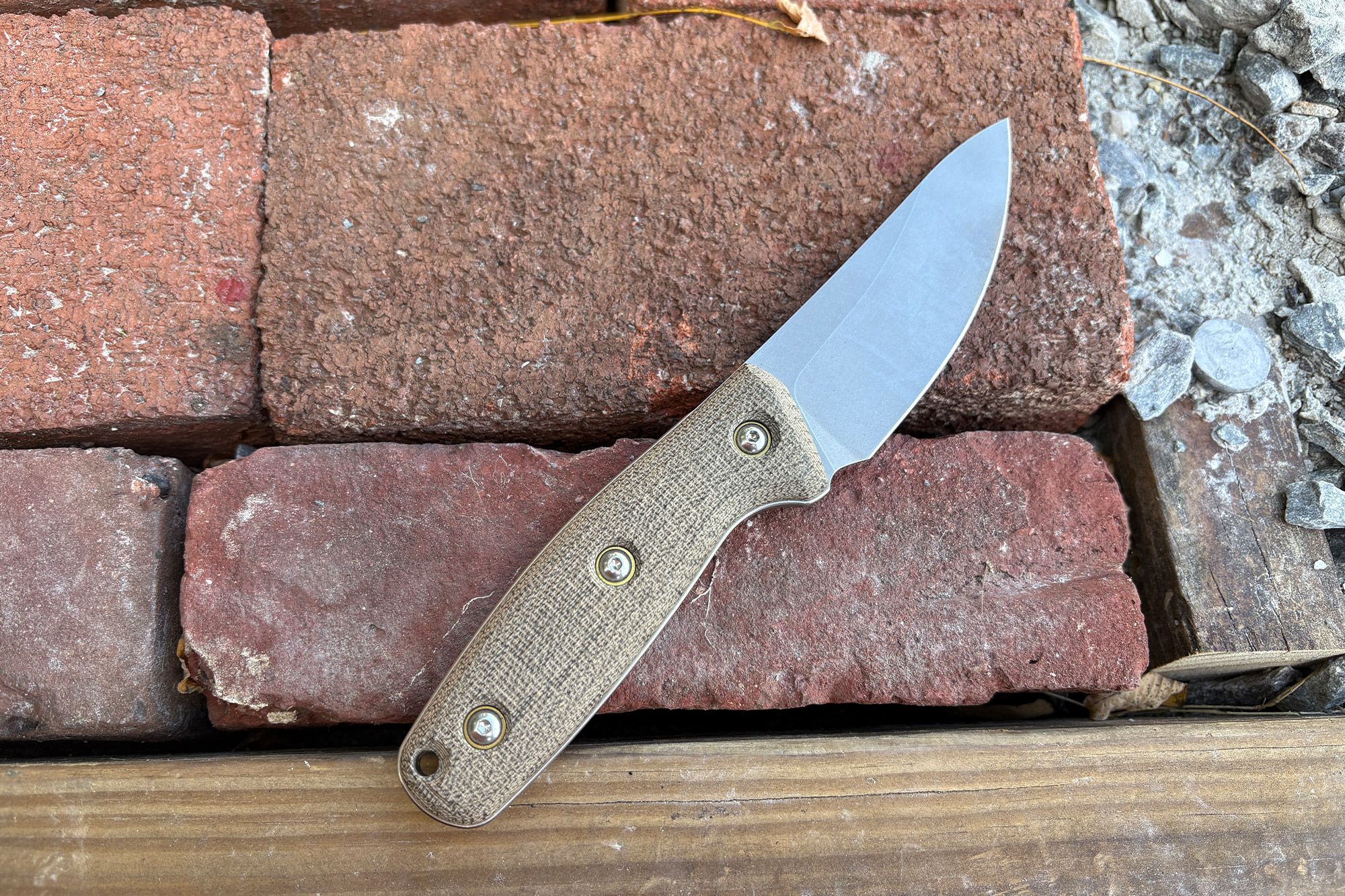 TJ Schwarz Confidente knife resting on red bricks