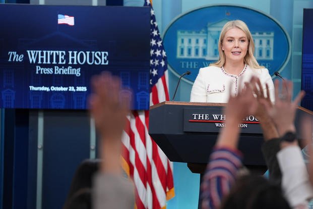 Reporters raise their hands to as a question as White House press secretary Karoline Leavitt speaks during a press briefing at the White House, Thursday, Oct. 23, 2025, in Washington. (AP Photo/Evan Vucci)