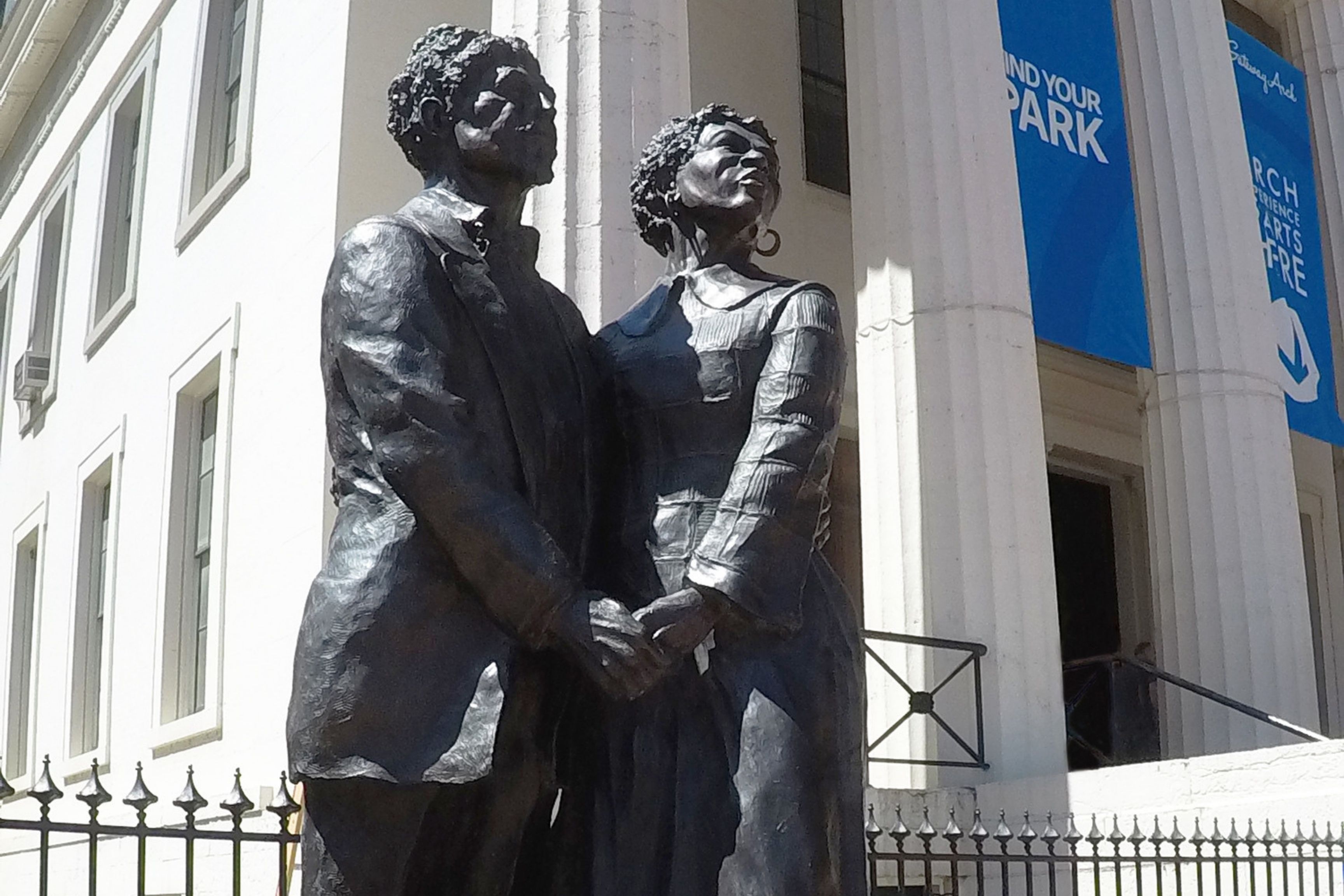 statue outside courthouse