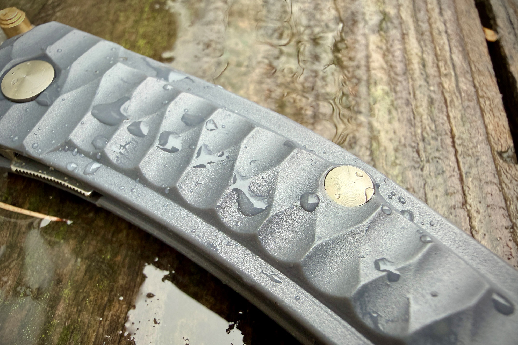 Close-up of the textured handle on the GiantMouse Iona Sailor with water droplets on the scales