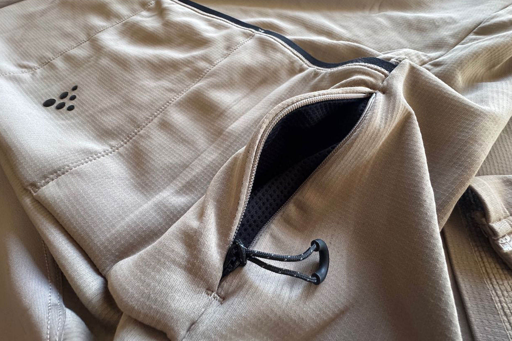 a pocket on Craft ADV SubZ Jersey 