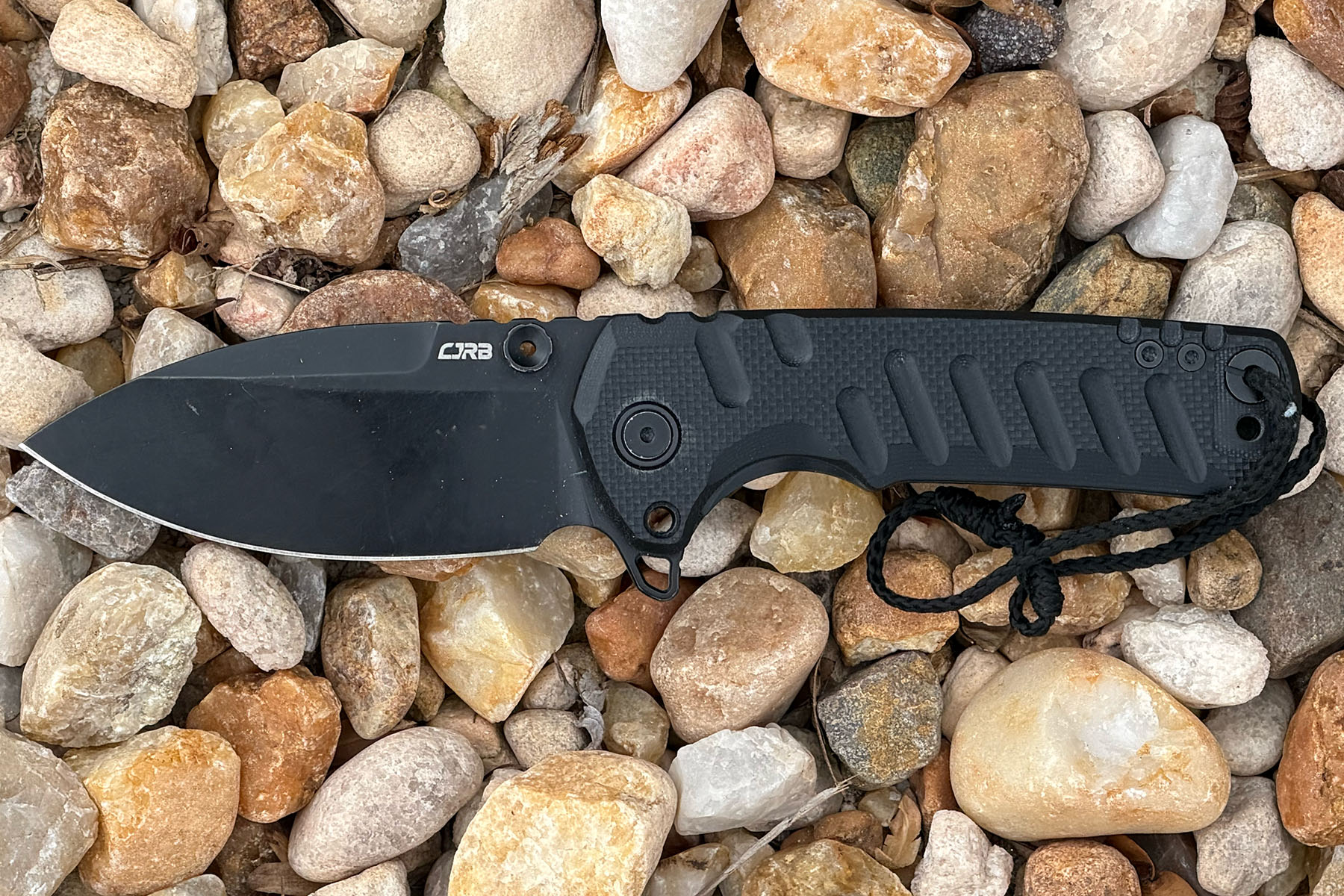 cjrb tundra knife on rocks