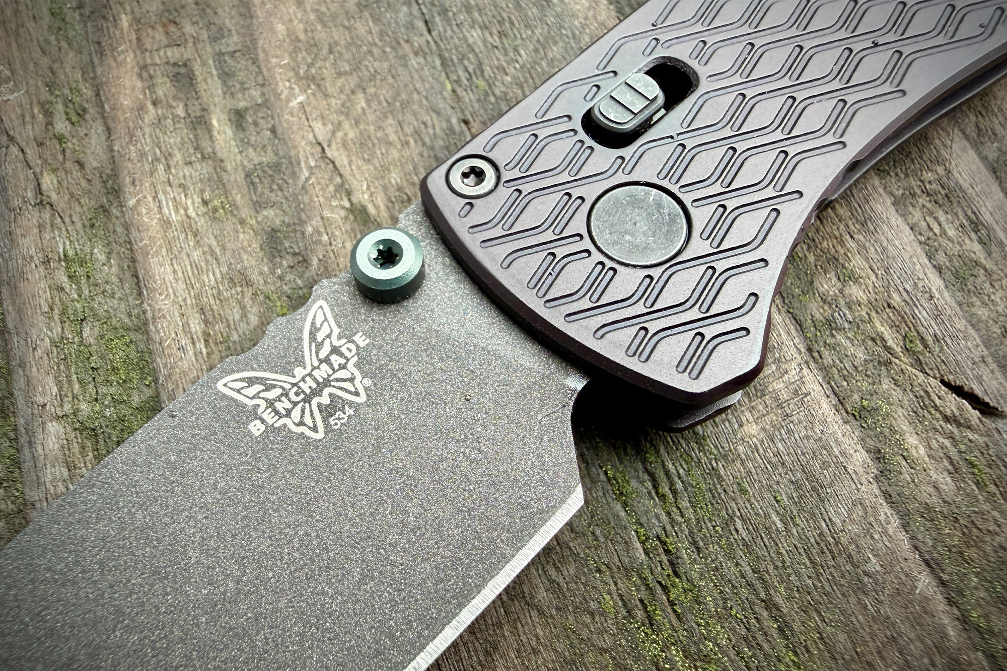 Bugout Vapyr blade with Benchmade butterfly logo and textured handle close-up