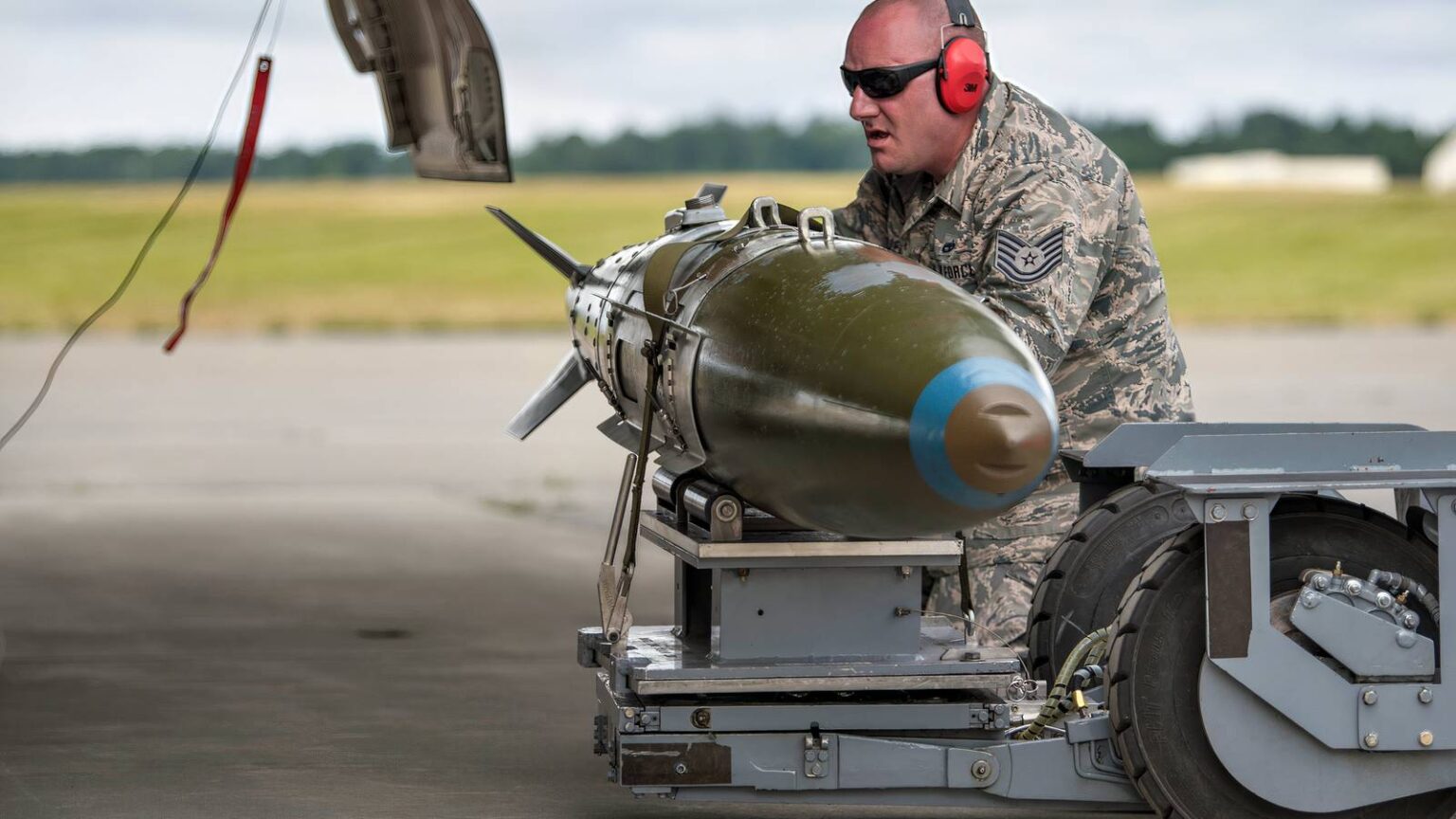US Aims to Expand Ukraine Strike Range With 3 Million Bomb Package