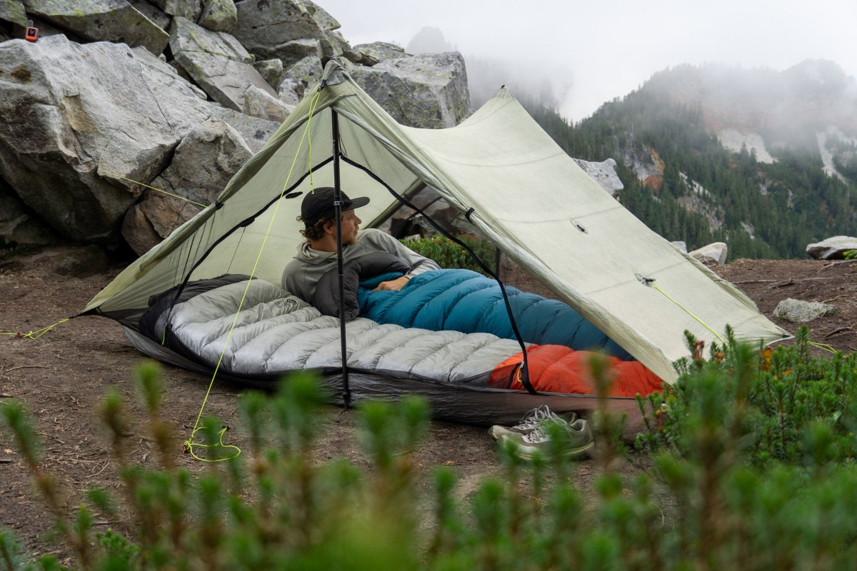 gearjunkie senior editor nick belcaster tests backpacking sleeping bags on the pacific crest trail in washington state