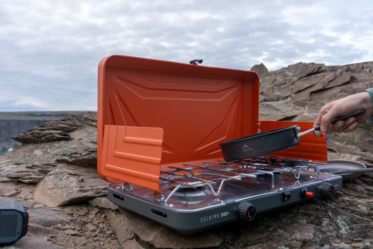 testing the gsi selkirk 540+ camp stove in eastern washington with an MSR skillet in hand