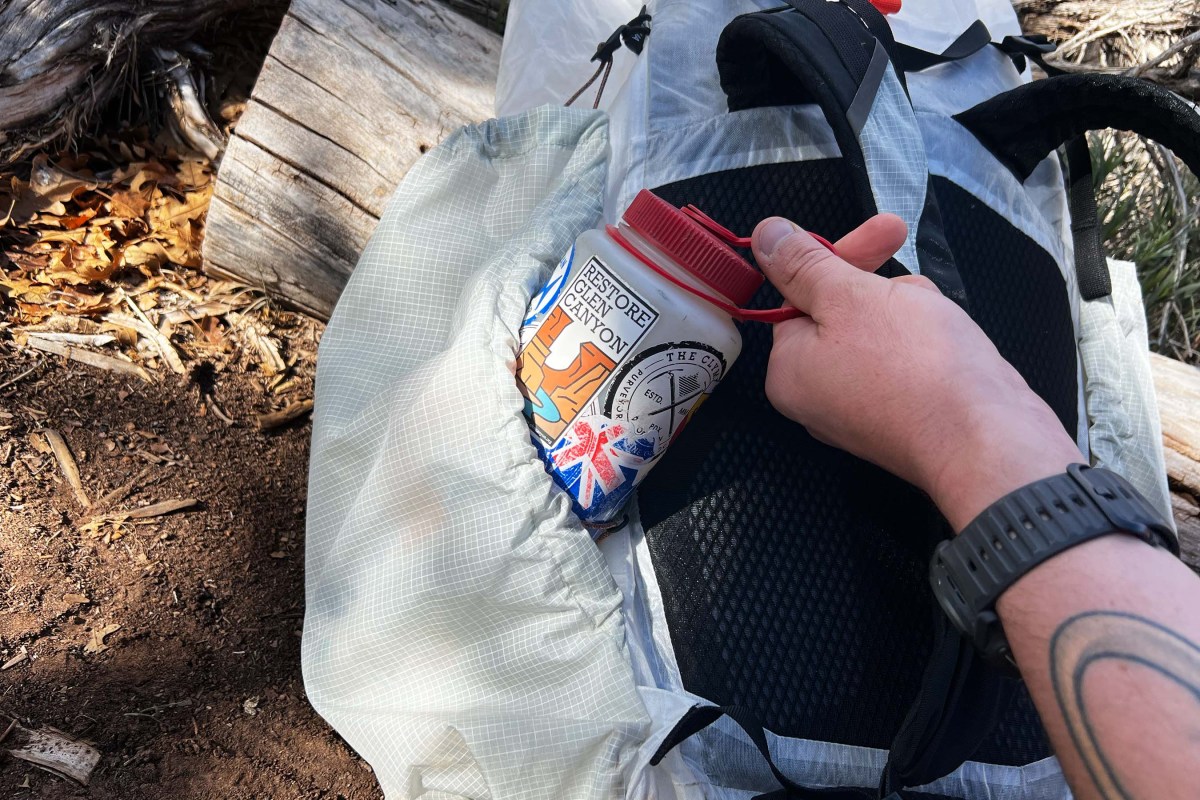 Water bottle side access on the Mountain Hardwear Alakazam Backpack