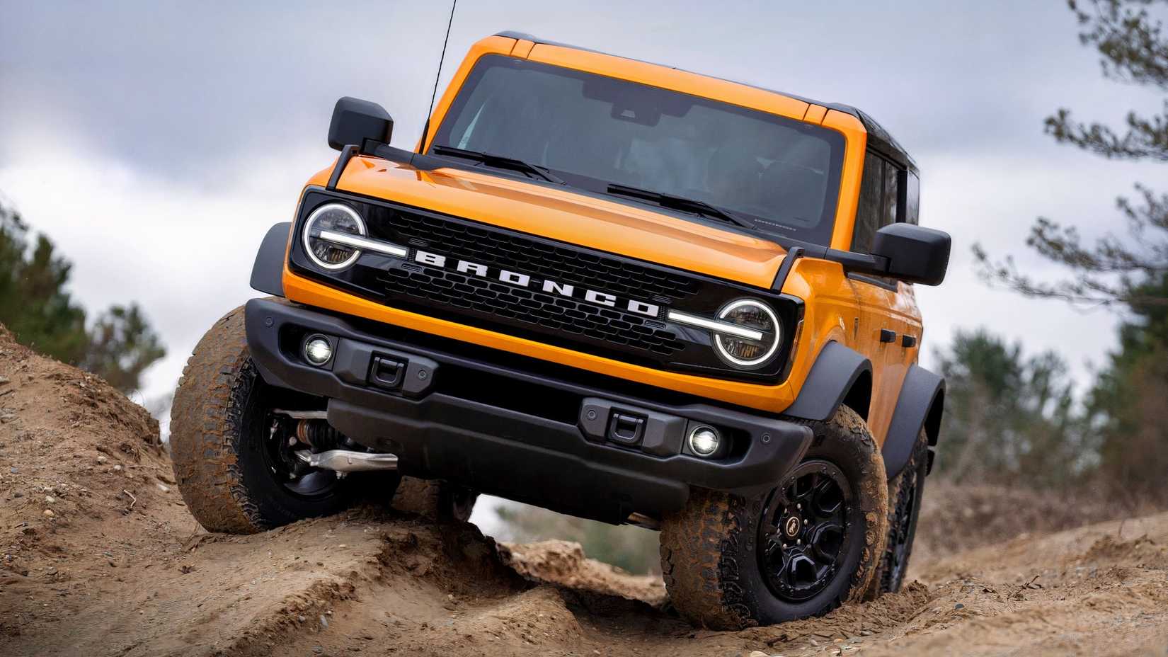 2026-ford-bronco-badlands-wildtrak-2
