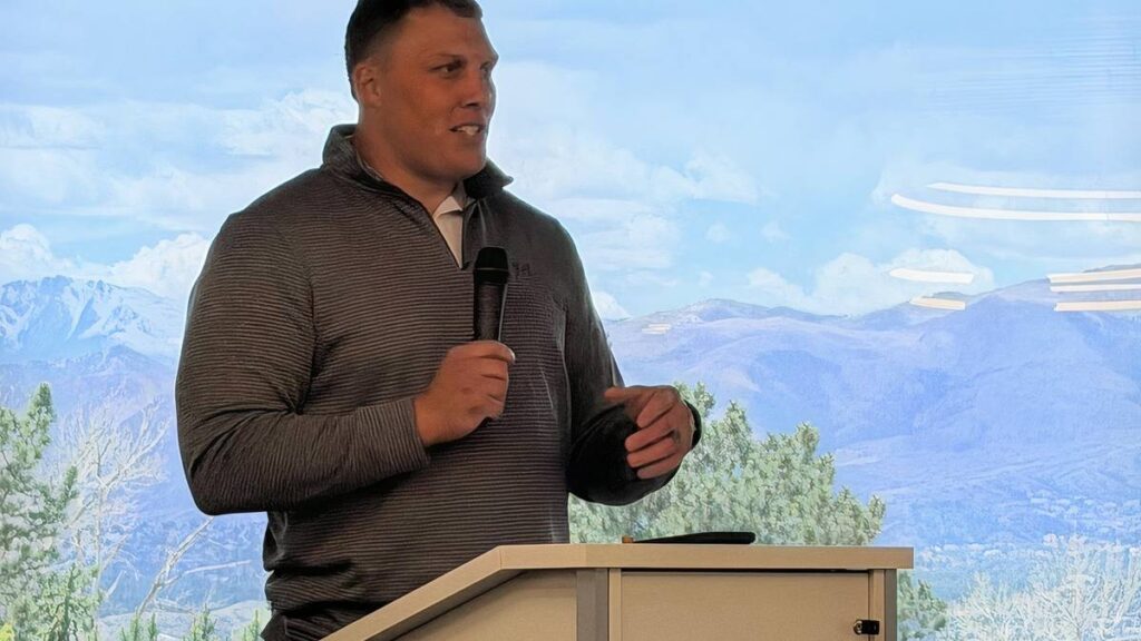 Broncos All-Pro Garett Bolles Honors Veterans Before Memorial Day Honor Flight