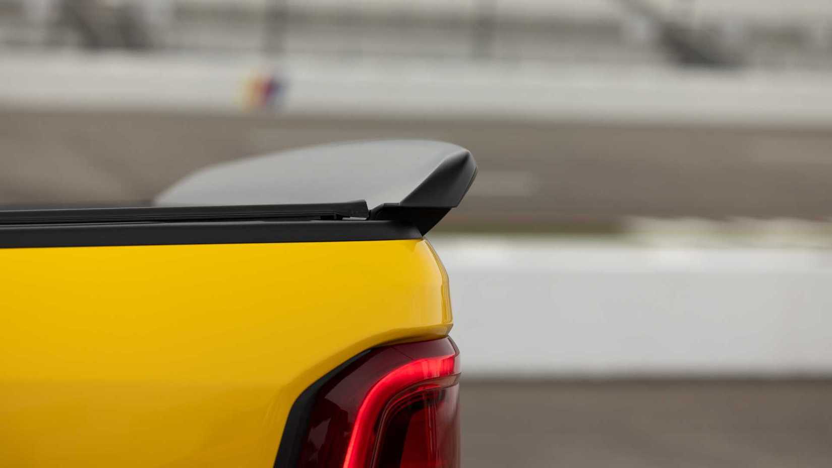 2027-ram-1500-rumbe-bee-srt-exterior-18