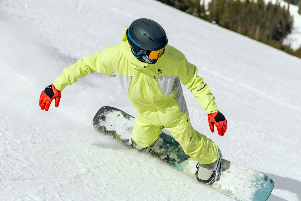Burton Highshot boots in use while carving a turn on a snowy slope