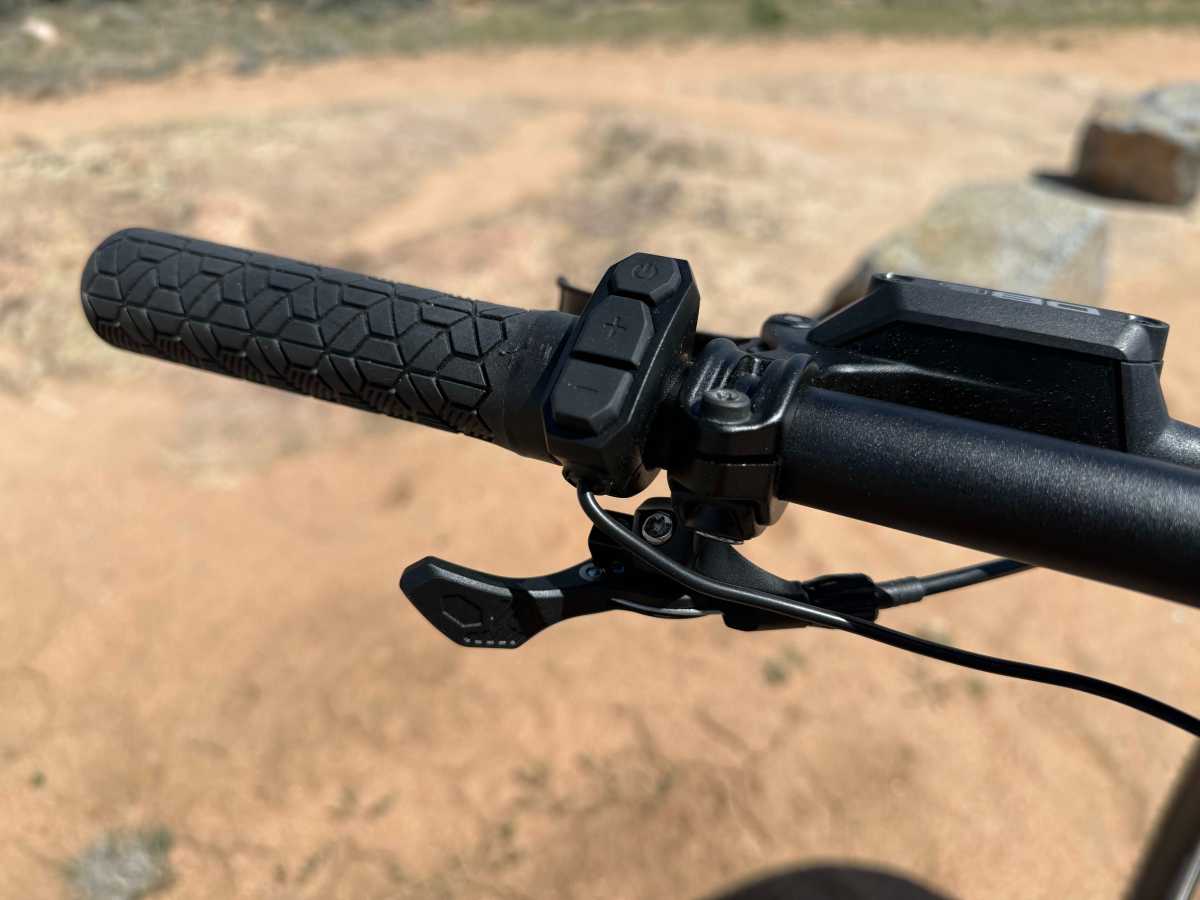 Riders can smoothly drop the saddle into steep descents using the 150mm dropper seatpost with an overhauled handlebar remote lever; (photo/Dane Tudor)