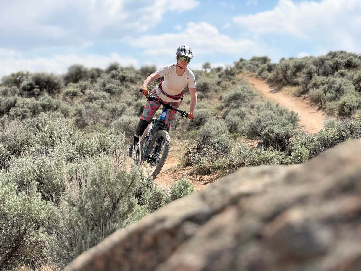 The Aventon Ramblas ADV resolves a first-generation complaint by arriving factory-equipped with 29-inch tubeless-ready rims and Maxxis Rekon 2.4” trail tires; (photo/Dane Tudor)