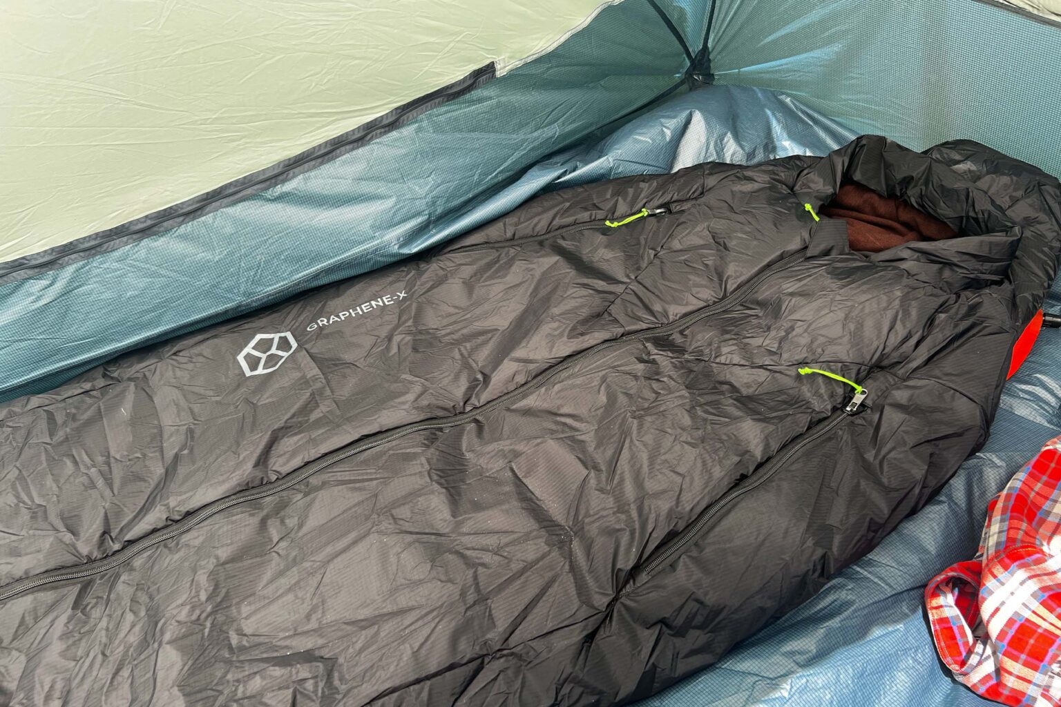 Graphene, Aerogel Sleeping Bag ‘Adapts to Temperature’: Graphene-X Tardigrade Lite First Look