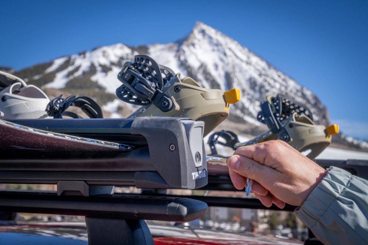 Close up of a user locking the Thule Snowpack with a metal key.