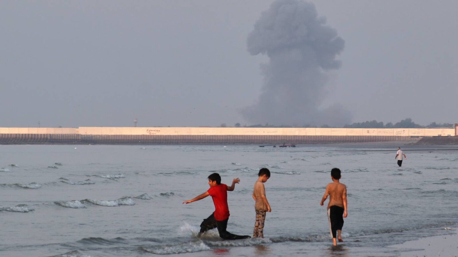 US and Iran Vie for Strait of Hormuz, Waterway Key to Global Energy Supplies, in Latest Attacks US and Iran Vie for Strait of Hormuz, Waterway Key to Global Energy Supplies, in Latest Attacks