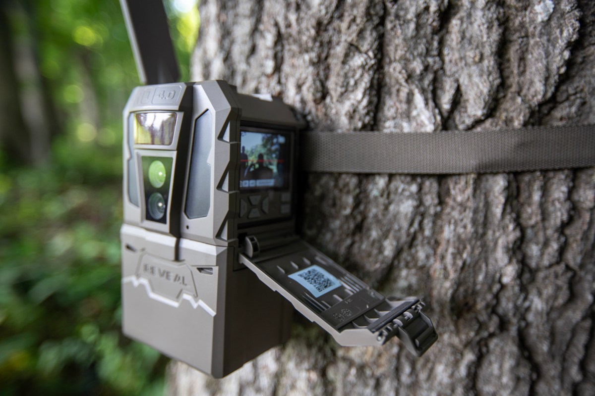 The sidescreen and control panel on the TACTACAM REVEAL Pro 4.0