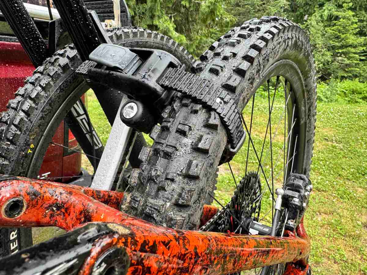 The Thule Vero features an integrated metal-core strap on the telescopic arm to deter theft; (photo/Morgan Tilton)