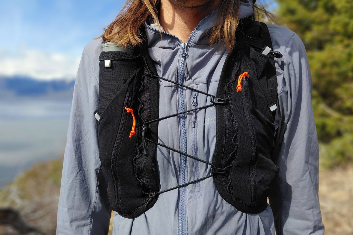 Close-up of the Pemi 15 shoulder straps and front bungee cord