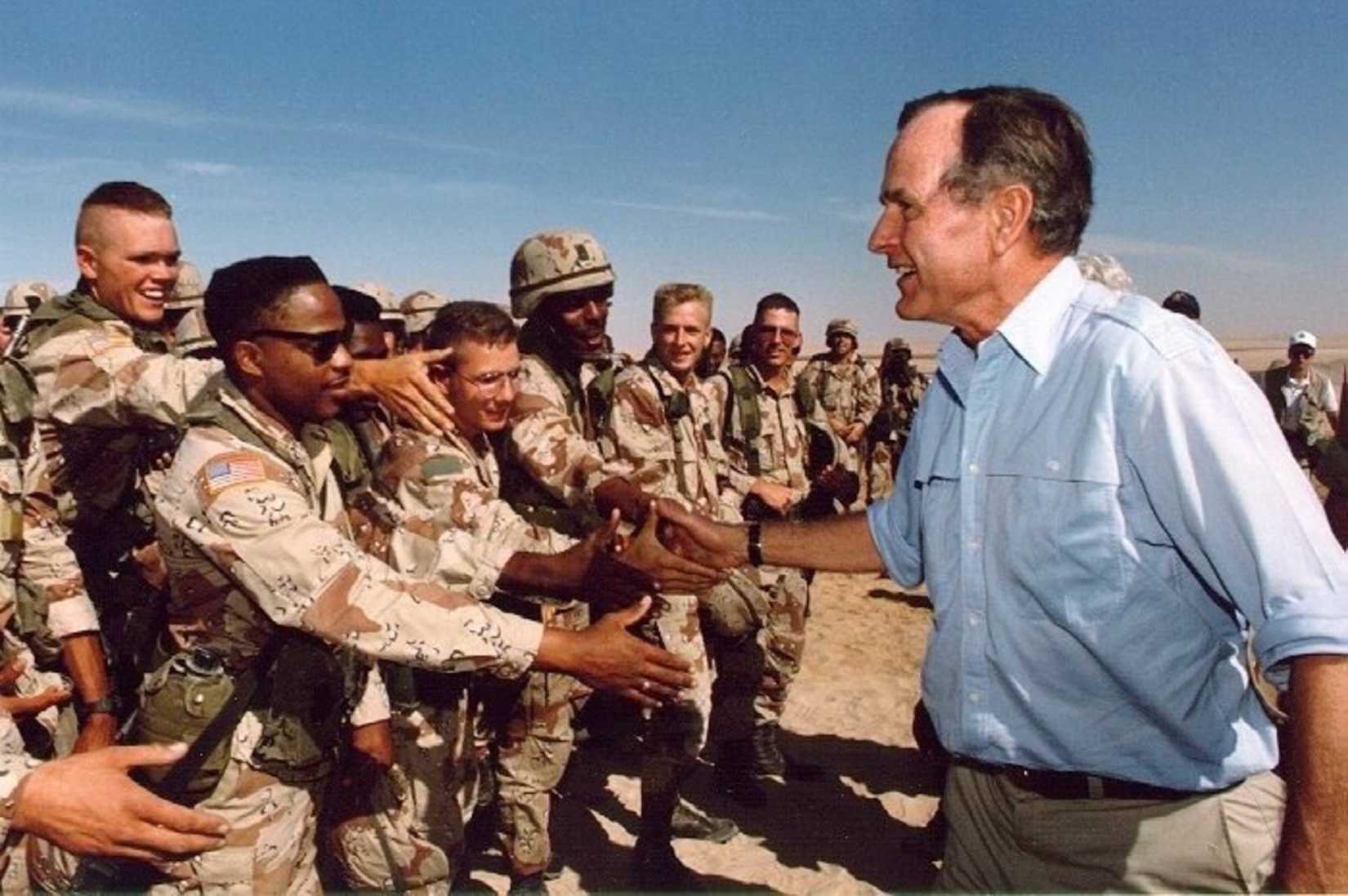 georgehwbushvisitstroops1800.jpg