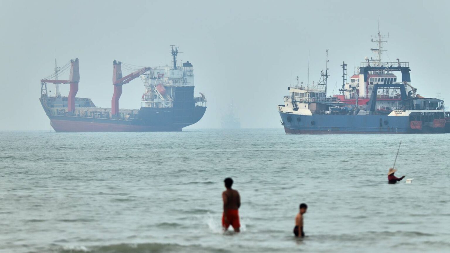 Cargo Ship Reports Being Struck in Strait of Hormuz as US, Iran Claims About Talks Diverge Cargo Ship Reports Being Struck in Strait of Hormuz as US, Iran Claims About Talks Diverge