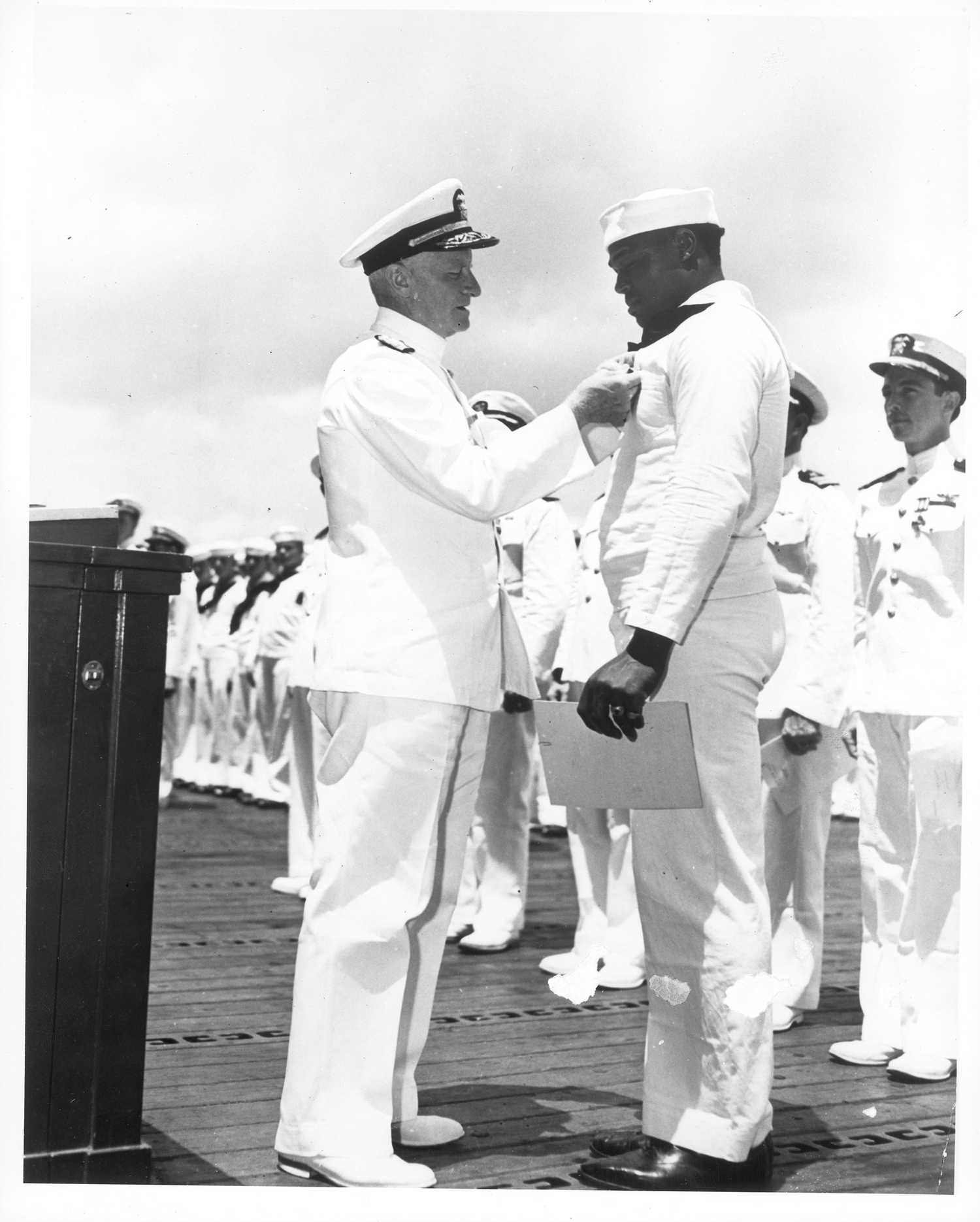 Admiral_Chester_W._Nimitz_awards_The_Navy_Cross_to_SC2_Doris_(Dorie)_Miller_for_heroism