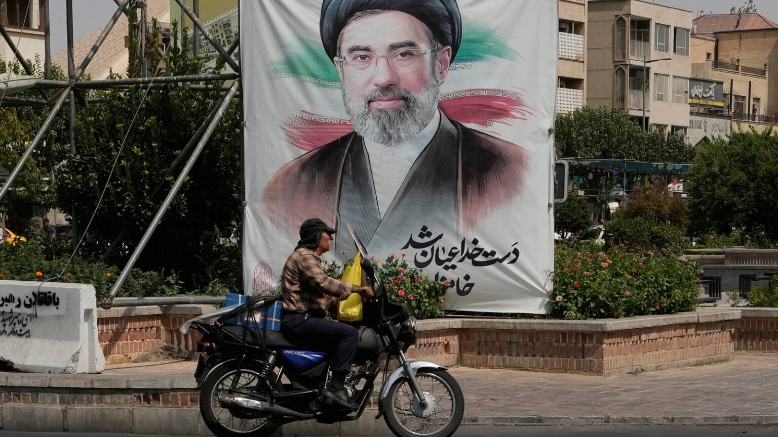 Iran Fires on Its Gulf Neighbors After US Military Strikes Iran After a Monthlong Lull Iran Fires on Its Gulf Neighbors After US Military Strikes Iran After a Monthlong Lull