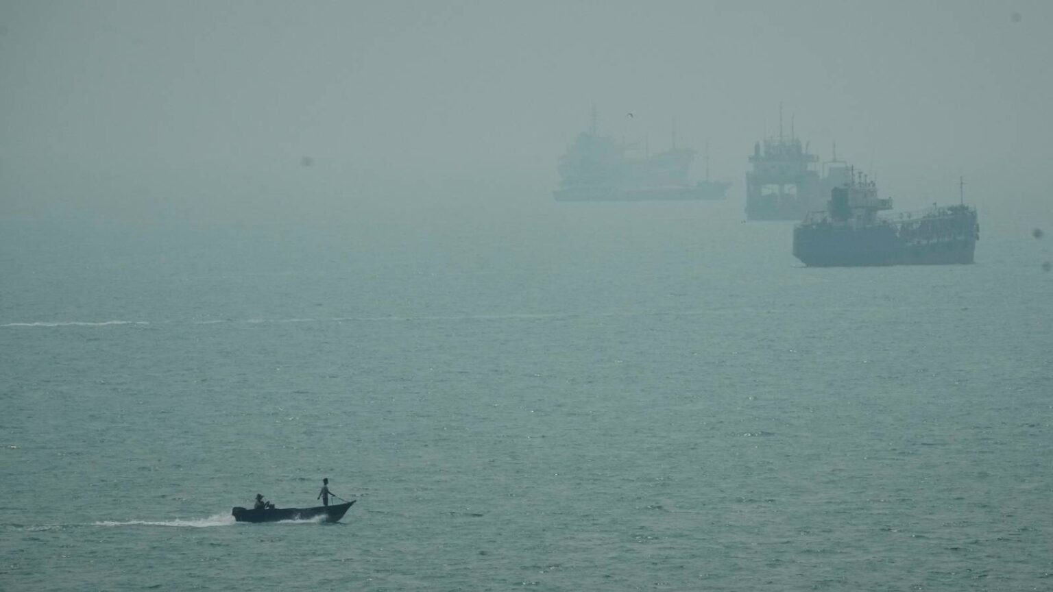 US Military Says It Destroyed 5 More Iranian Oil Tankers After Missile Attacks on Navy Warship