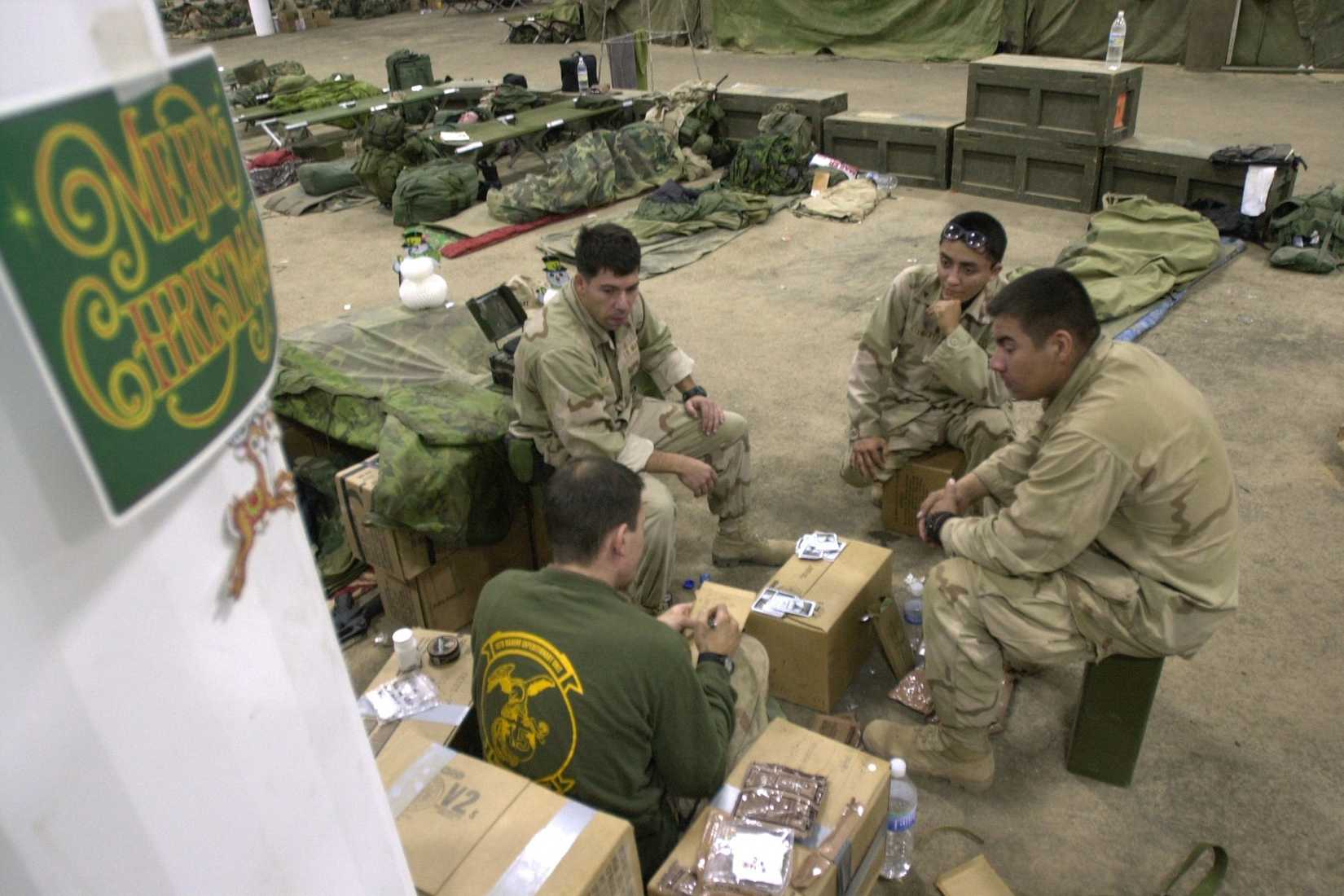 05_15th_MEU_Marines_cards_Rhino_Dec2001