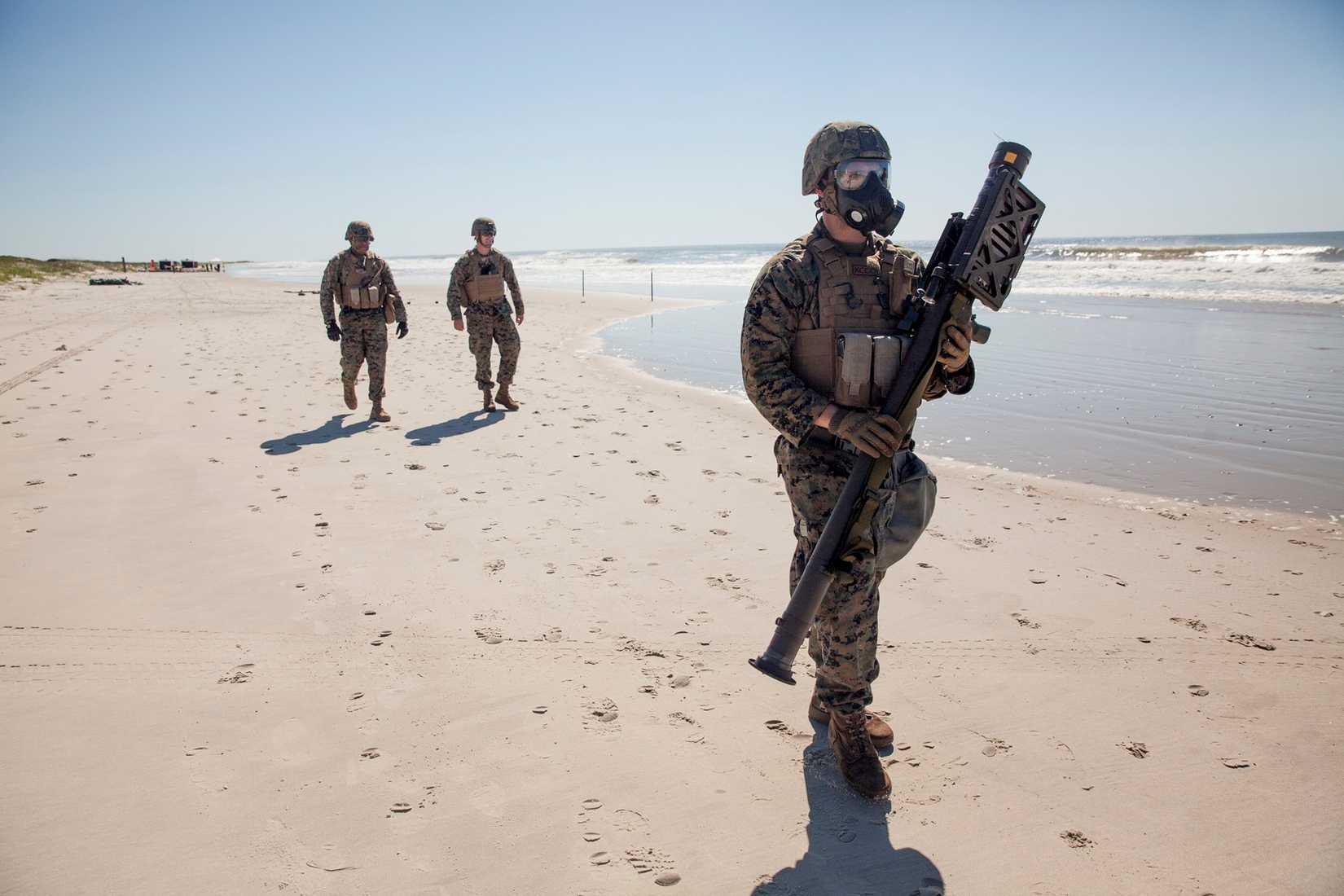 2649915U.S. Marines carry the FIM-92 Stinger missile launcher. (DOW).